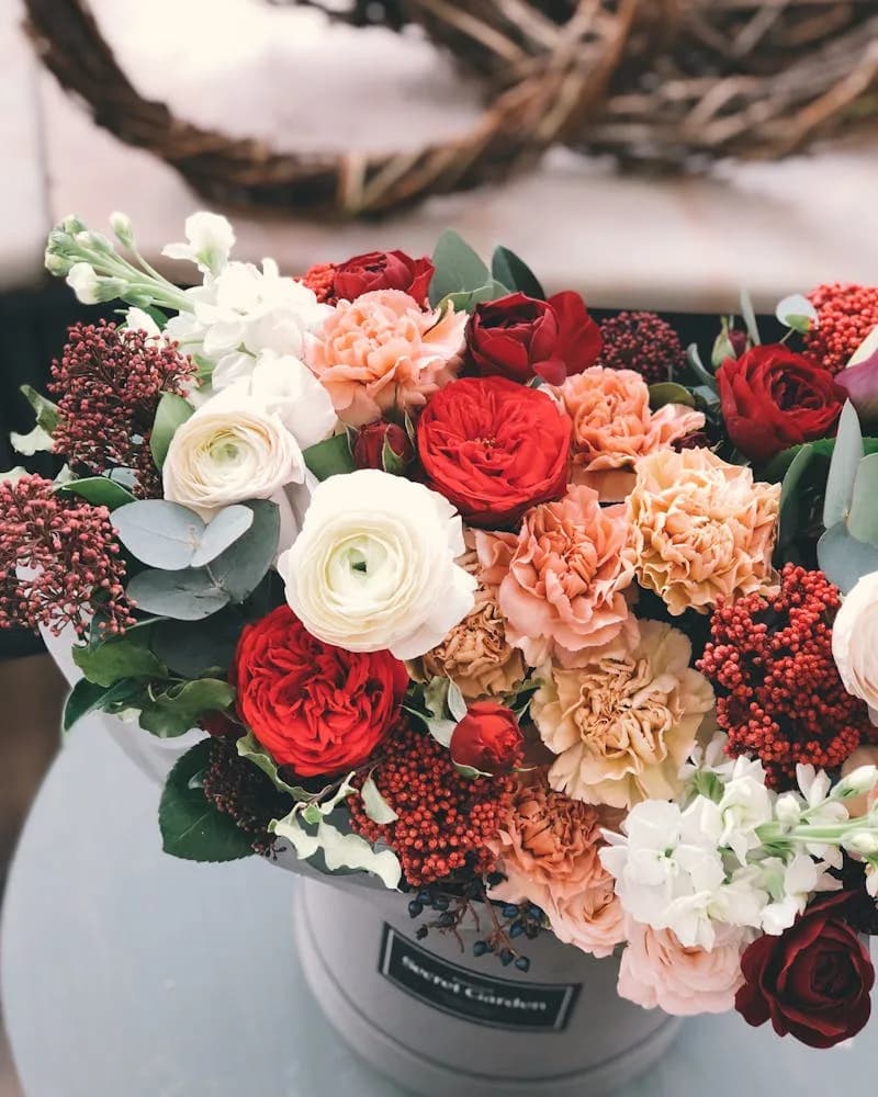 Caja Mixta Primavera — flores de temporada en caja redonda