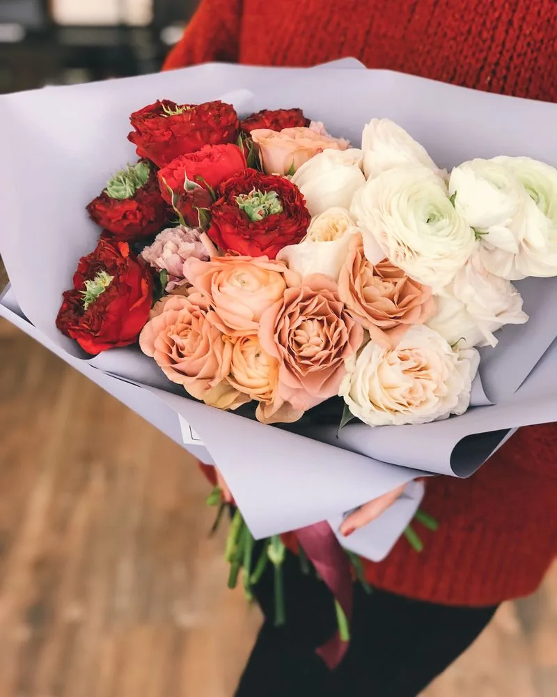 Ramo de novia — rosas rojas, durazno y blancas