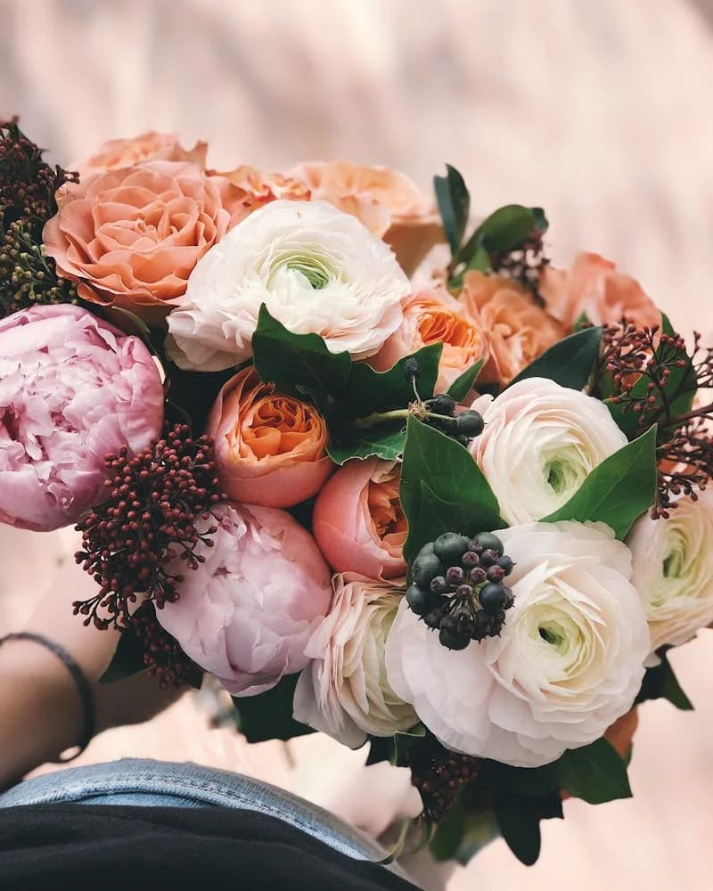 Caja de Rosas Rojas — doce rosas de tallo largo